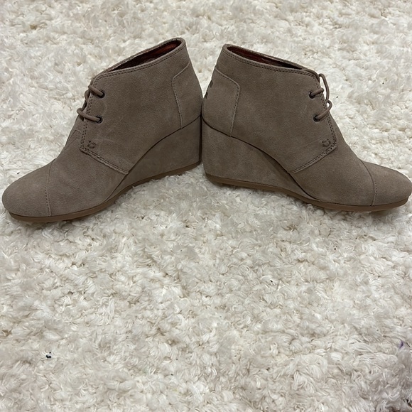 NWOT Toms Taupe Suede Lace Up Wedge, Excellent Condition, Never Worn. Size 9 - Picture 4 of 7